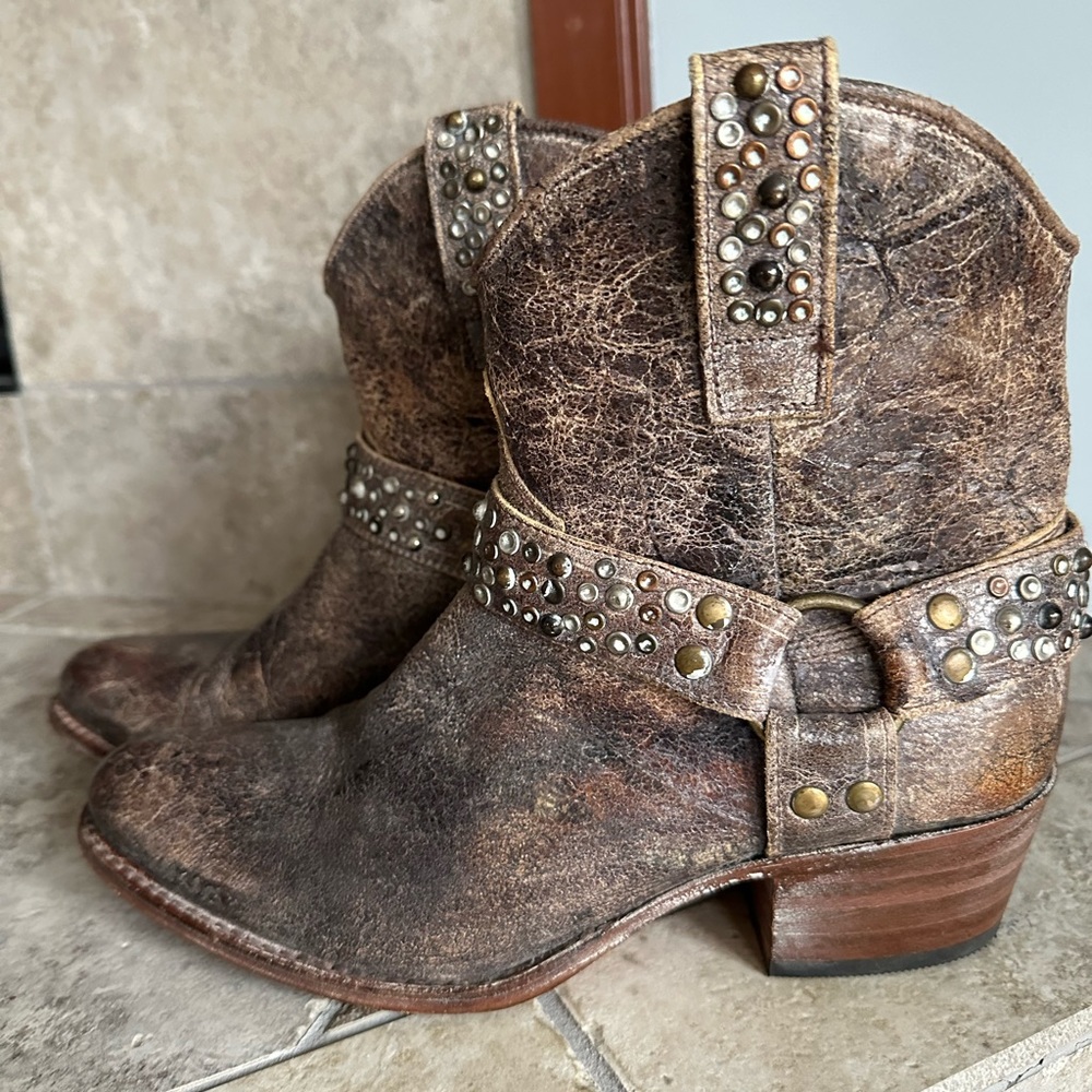 Frye Deborah Studded Distressed Boots Nice! Sz 7